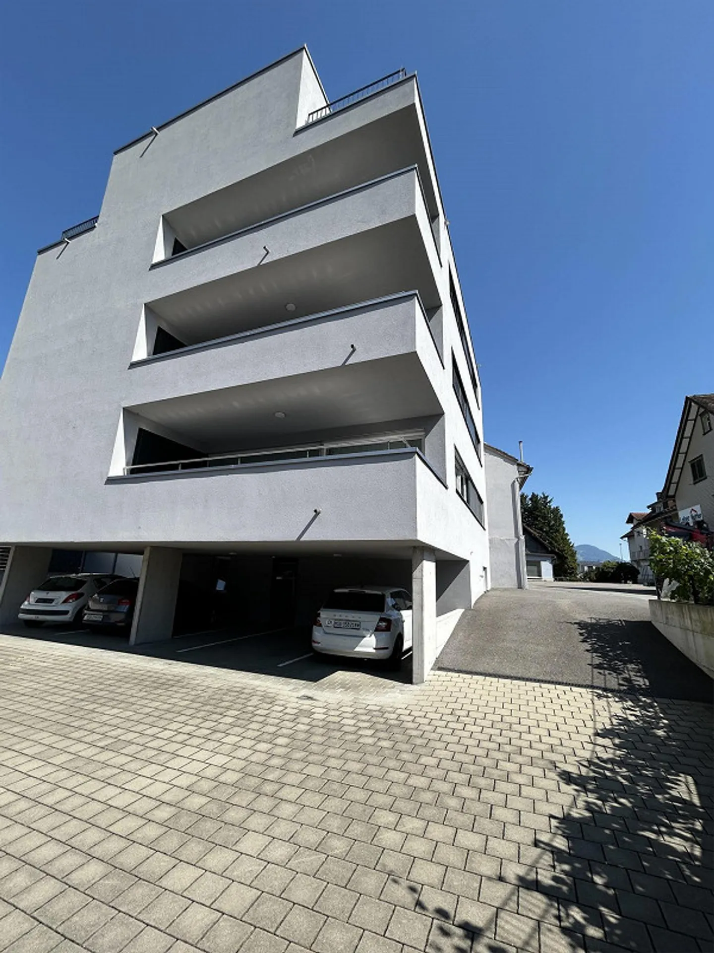 Moderne 4.5 Zimmer-Wohnung mit traumhafter Aussicht und grossem Balkon - Foto 10 von 12