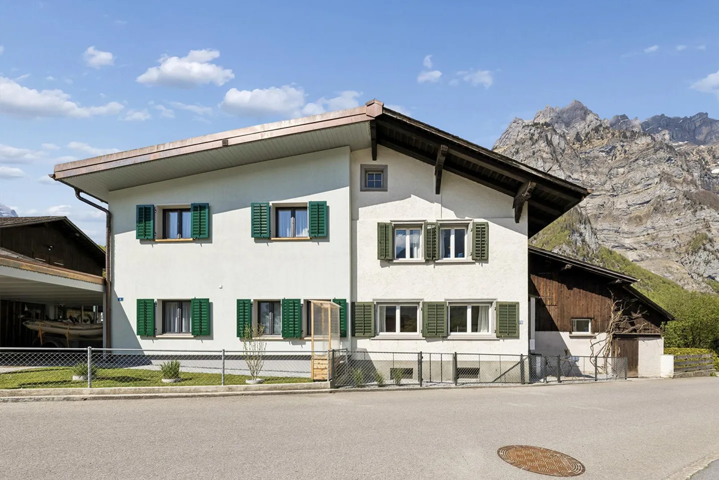 Casa bifamiliare di 4,5 stanze ristrutturata con amore a Riedern - Foto 1 di 30