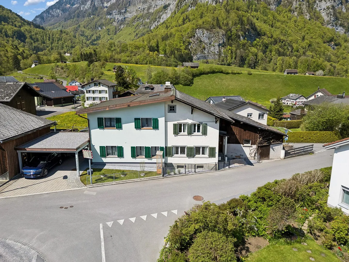 Casa bifamiliare di 4,5 stanze ristrutturata con amore a Riedern - Foto 2 di 30