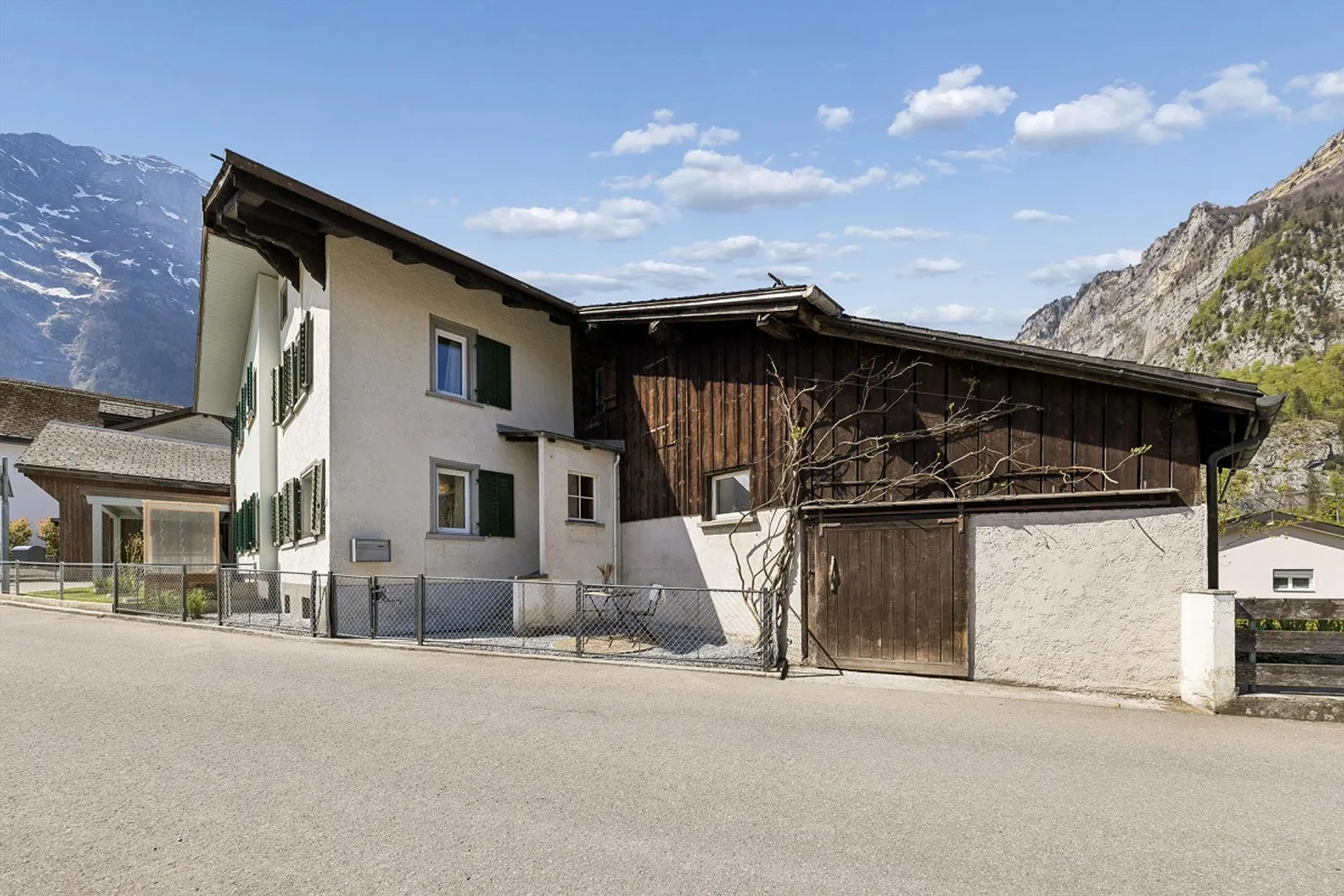 Casa bifamiliare di 4,5 stanze ristrutturata con amore a Riedern - Foto 4 di 30