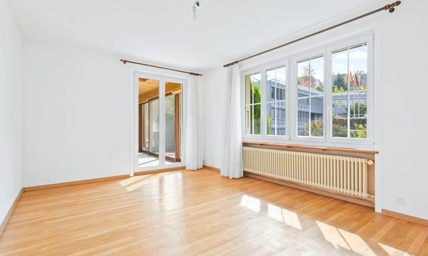 Casa unifamiliare indipendente con potenziale nel centro di Ittigen - Foto 3 di 11