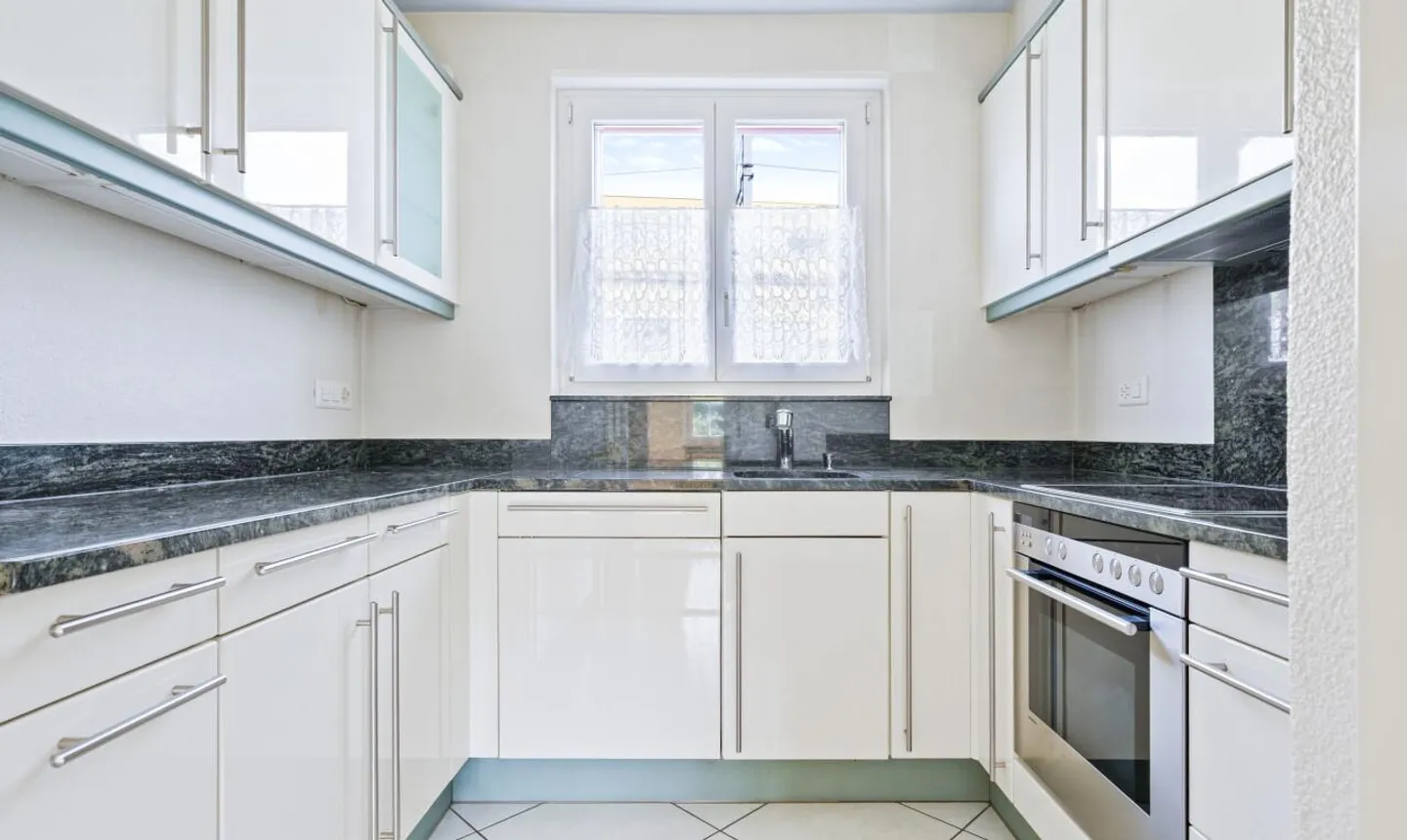 Casa unifamiliare indipendente con potenziale nel centro di Ittigen - Foto 4 di 11