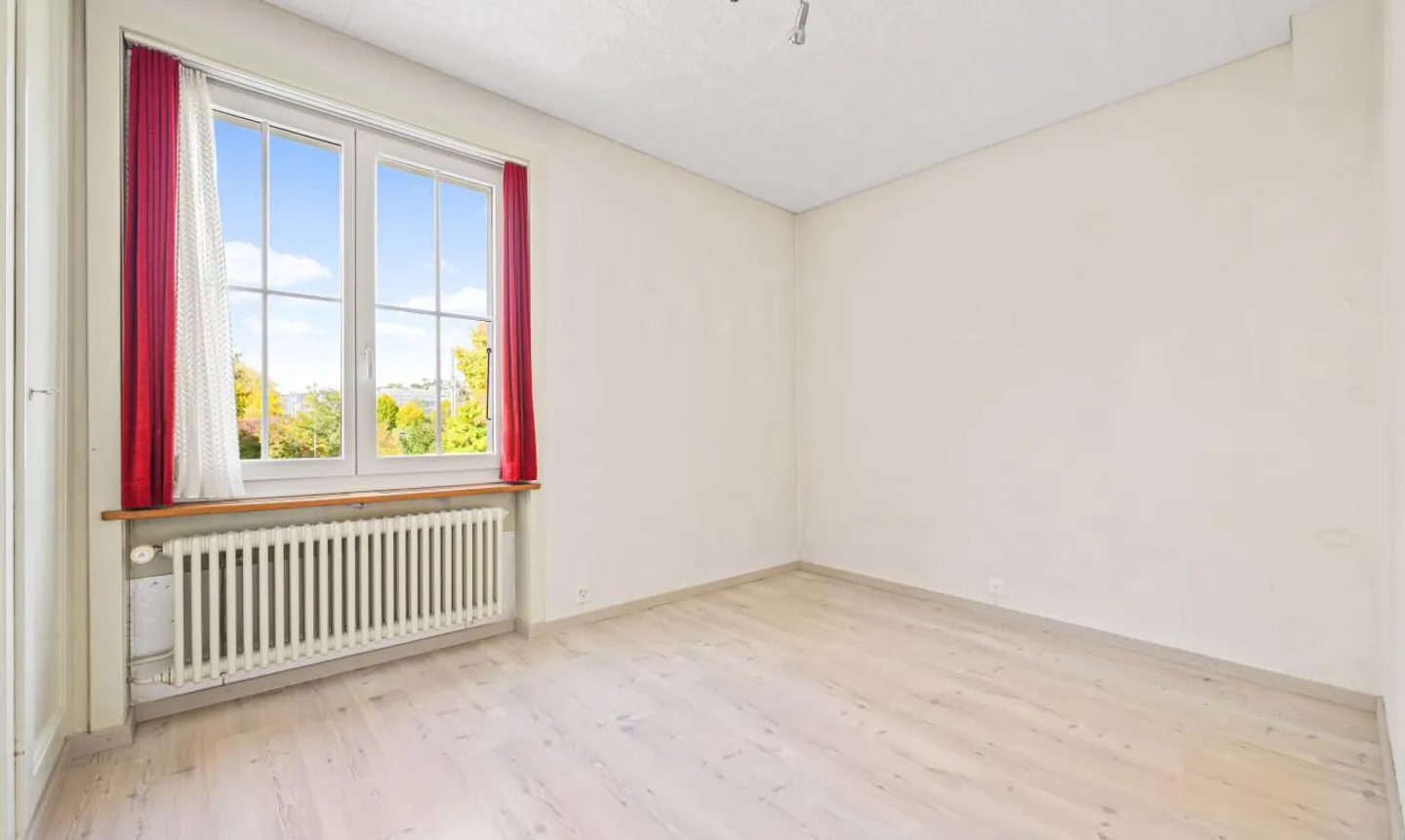 Casa unifamiliare indipendente con potenziale nel centro di Ittigen - Foto 7 di 11