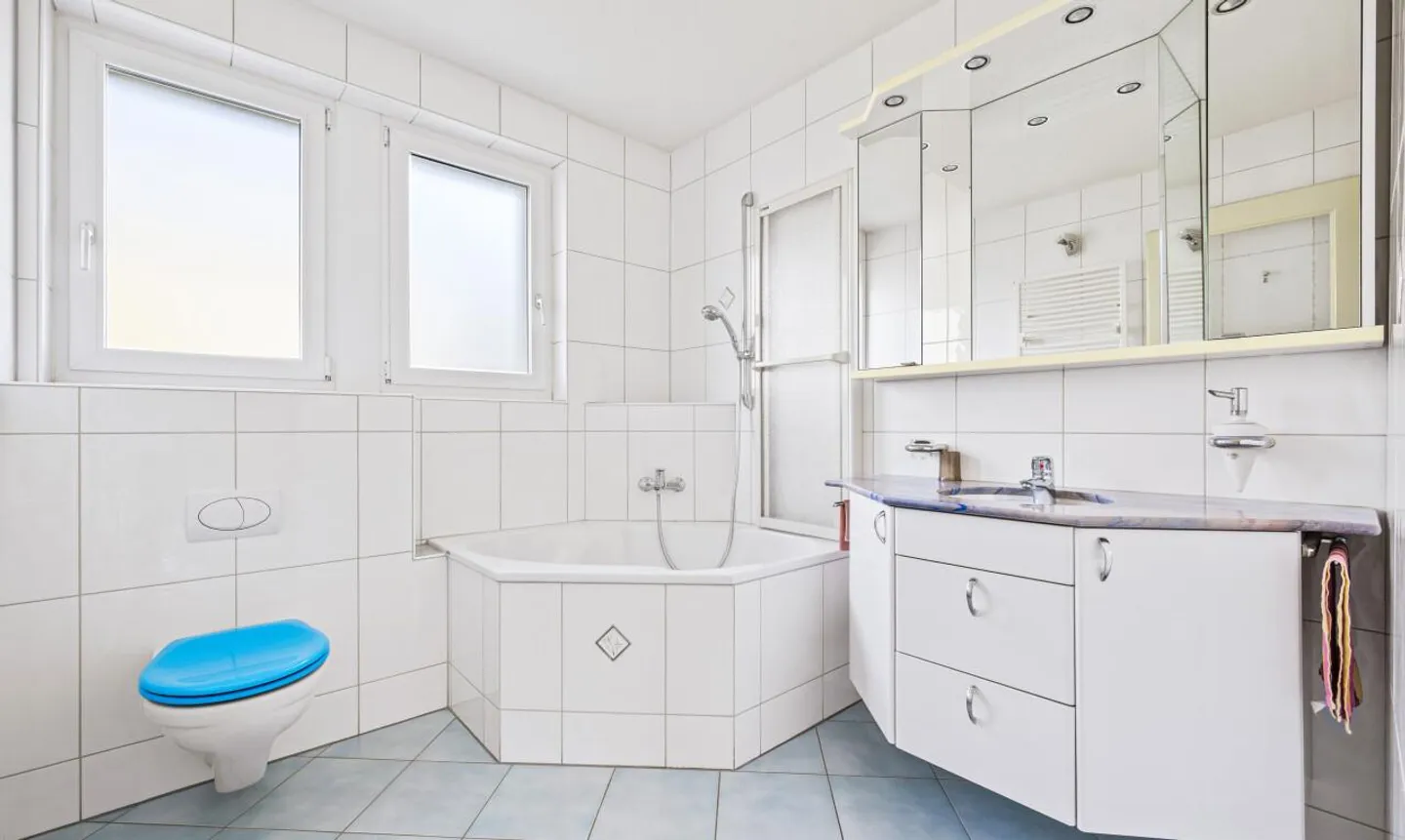 Casa unifamiliare indipendente con potenziale nel centro di Ittigen - Foto 8 di 11