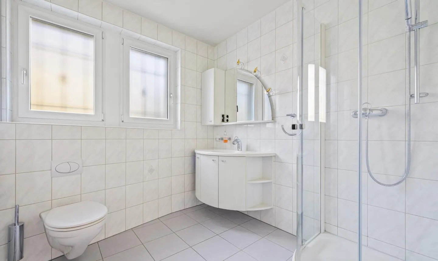 Casa unifamiliare indipendente con potenziale nel centro di Ittigen - Foto 9 di 11