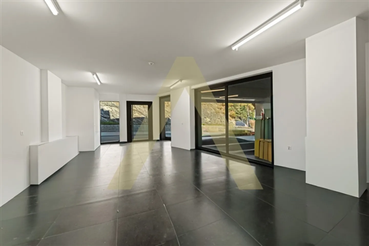 Spazio commerciale affascinante vicino al centro di Montana - Foto 2 di 8