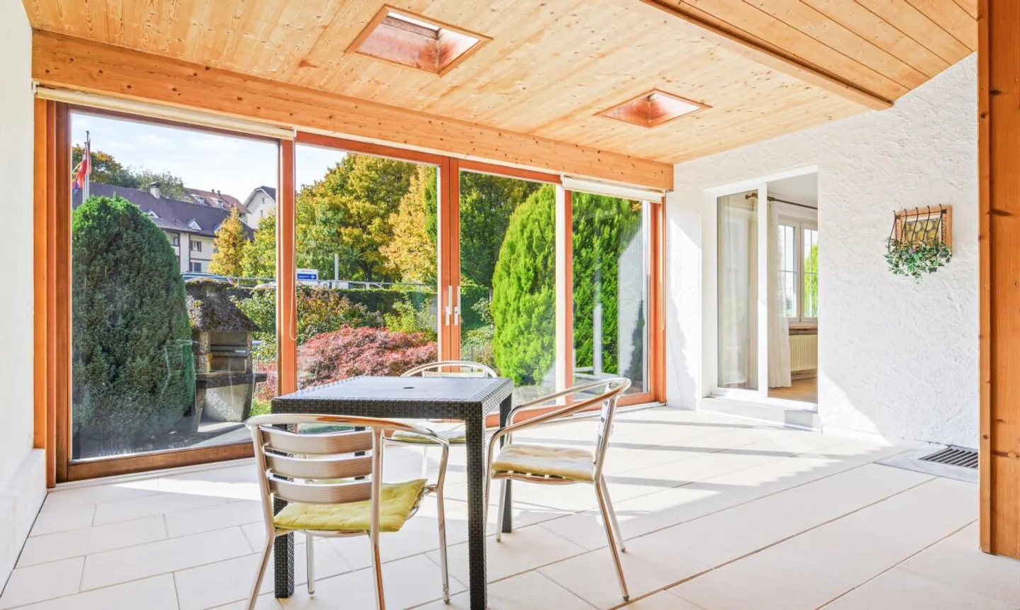 Casa unifamiliare indipendente con potenziale nel centro di Ittigen - Foto 10 di 11