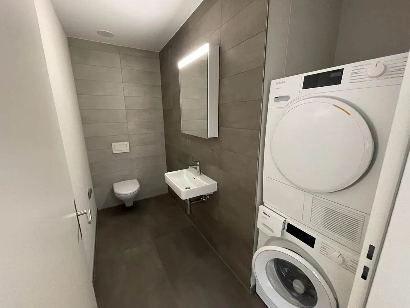 Moderno appartamento di 3,5 stanze in mezzo a un parco sopra Zollikofen - Foto 3 di 7