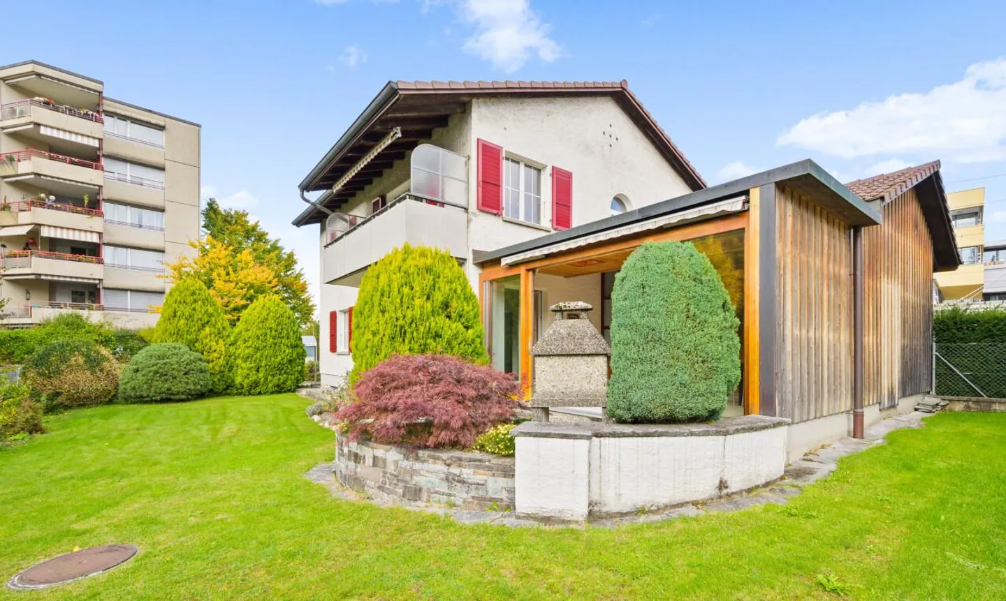 Casa unifamiliare indipendente con potenziale nel centro di Ittigen - Foto 2 di 11