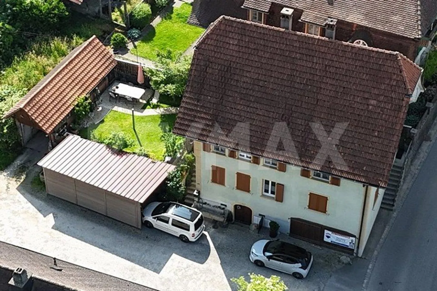 Unica casa bifamiliare con charme, comfort e bel giardino, parzialmente ristrutturata - Foto 1 di 13