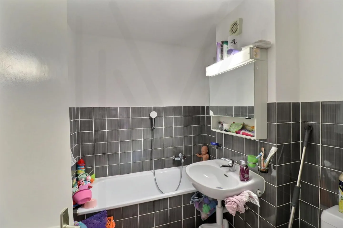 Bright 3.5-room apartment in the heart of the village? Ideal location between Bulle - Photo 9 of 10