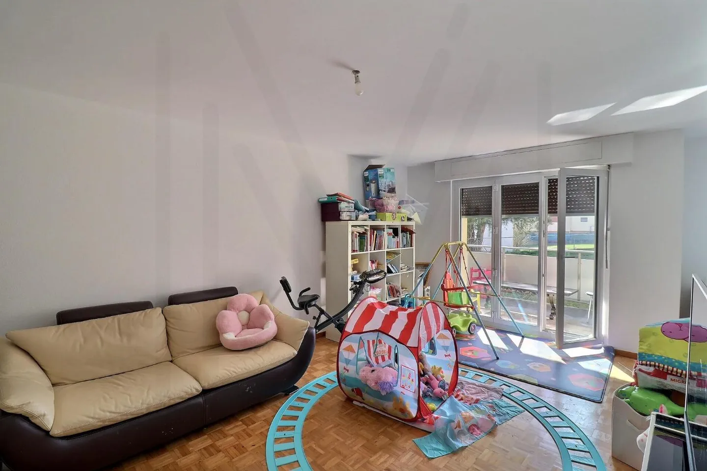 Bright 3.5-room apartment in the heart of the village? Ideal location between Bulle - Photo 4 of 10