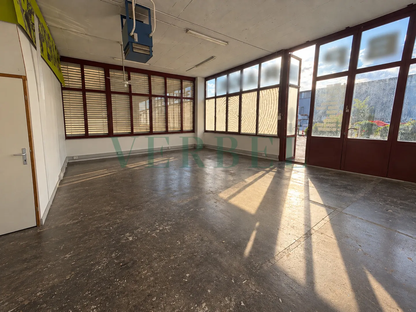 Duplex Commercial Space in Nyon - Photo 2 of 4