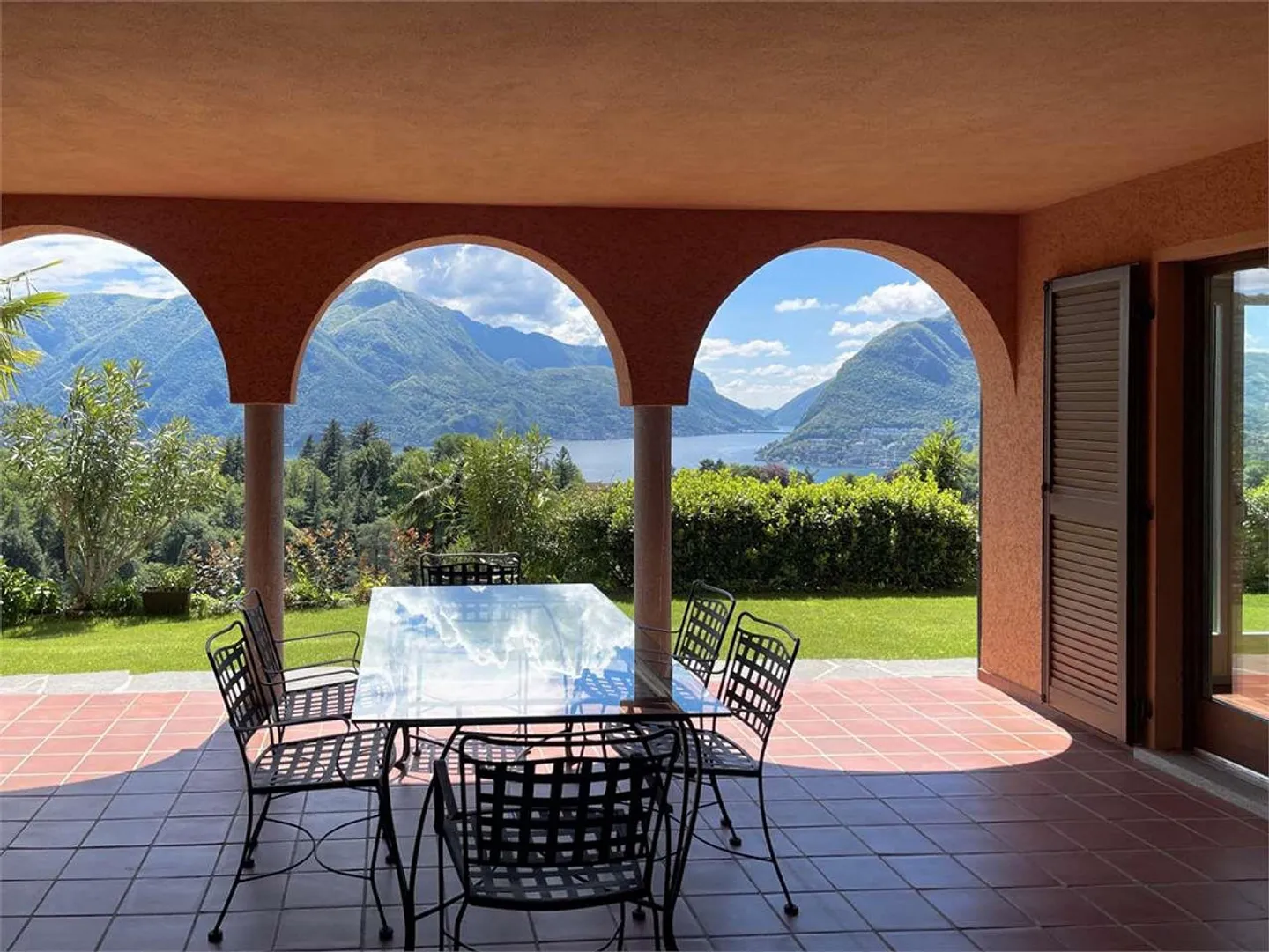 Appartamento Elegante con Vista Lago - Foto 1 di 13
