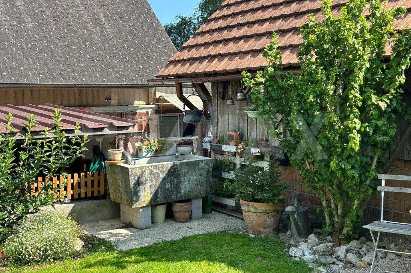 Unica casa bifamiliare con charme, comfort e bel giardino, parzialmente ristrutturata - Foto 12 di 13