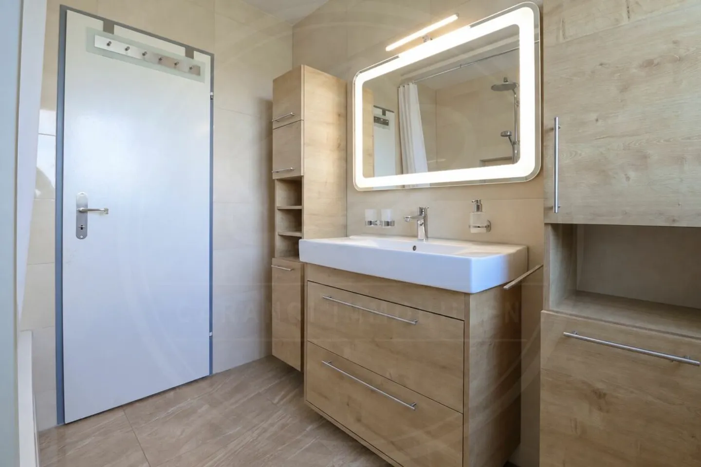 Appartement rénové de 4 pièces dans un quartier résidentiel adapté aux familles - Photo 7 sur 13