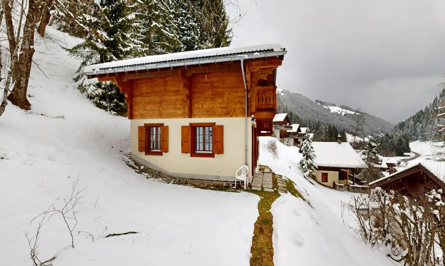 Exklusiv: Chalet mit 4 Schlafzimmern und Garage - Foto 1 von 11