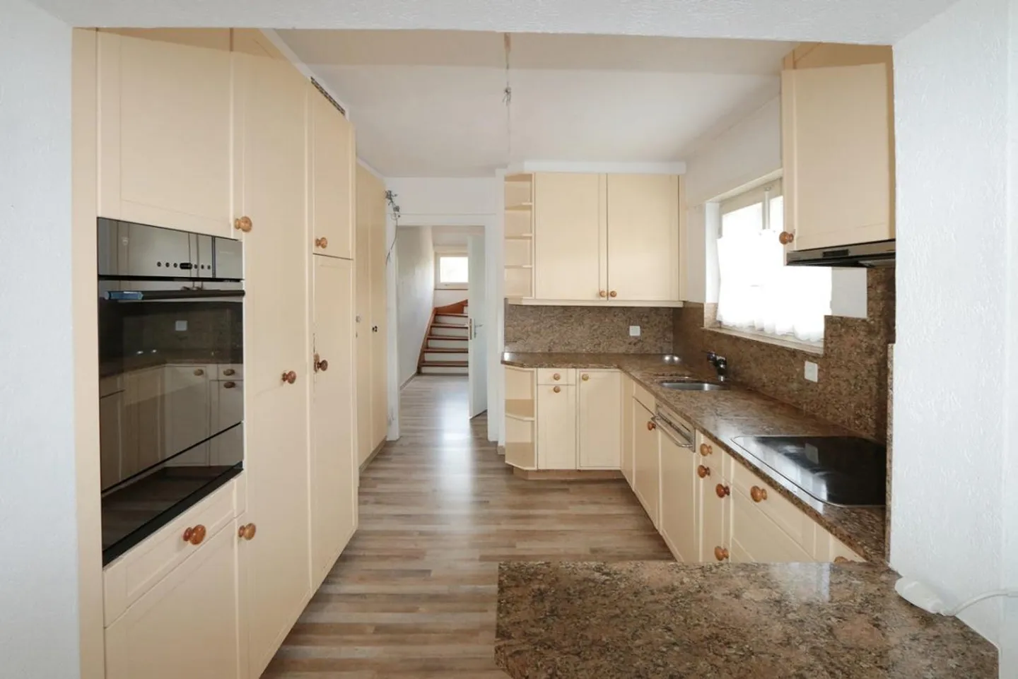 Affascinante casa unifamiliare indipendente con carattere e potenziale - Foto 4 di 29