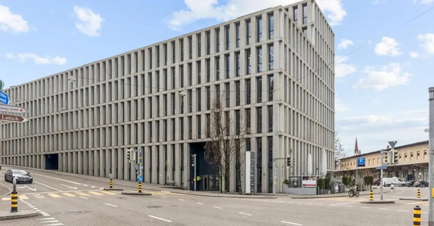 Espace de bureau au rez-de-chaussée dans un immeuble commercial représentatif - Photo 1 sur 9