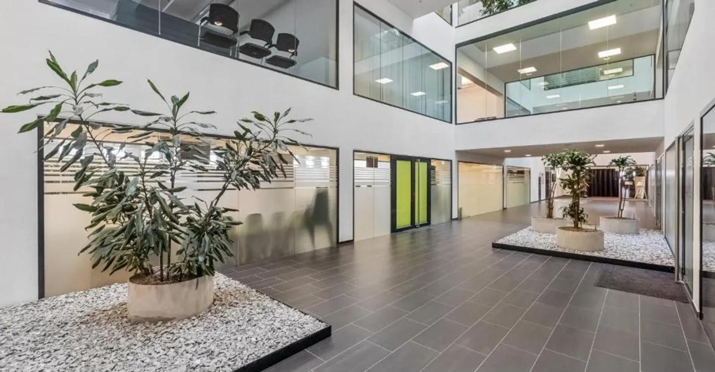 Espace de bureau au rez-de-chaussée dans un immeuble commercial représentatif - Photo 2 sur 9