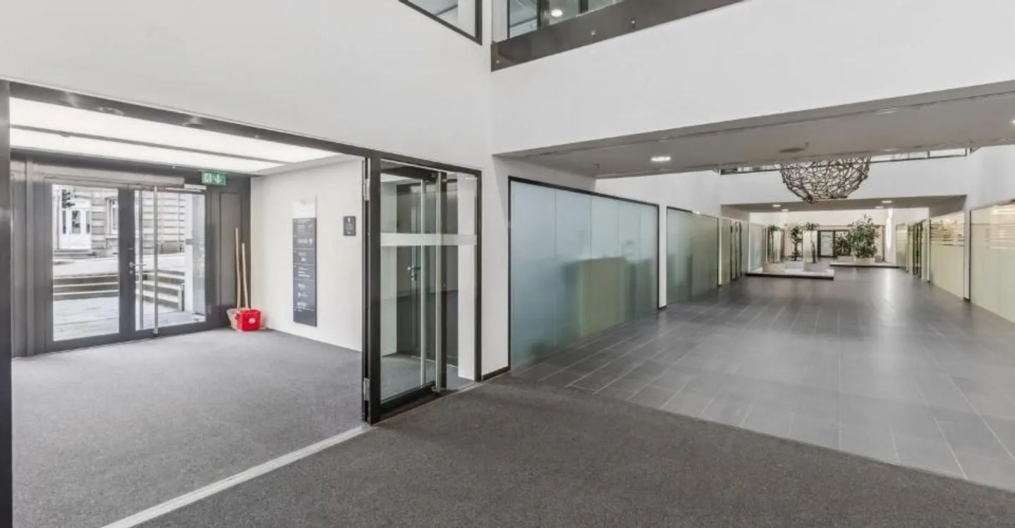 Espace de bureau au rez-de-chaussée dans un immeuble commercial représentatif - Photo 3 sur 9