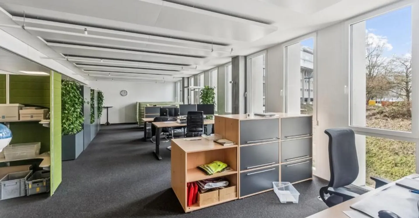 Espace de bureau au rez-de-chaussée dans un immeuble commercial représentatif - Photo 4 sur 9