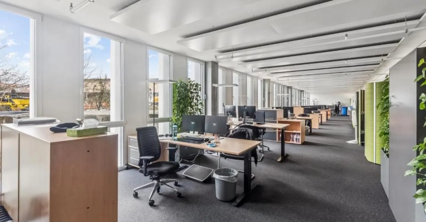 Espace de bureau au rez-de-chaussée dans un immeuble commercial représentatif - Photo 5 sur 9