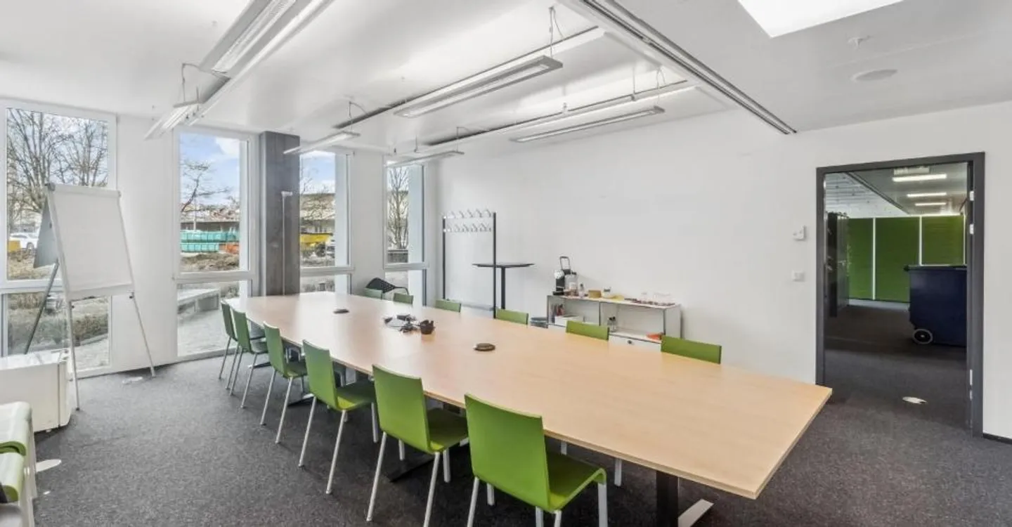 Espace de bureau au rez-de-chaussée dans un immeuble commercial représentatif - Photo 8 sur 9