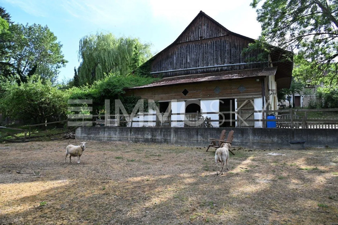 Approximately 300 m² of living space on 1,981 m² of land with swimming pool - Photo 2 of 5