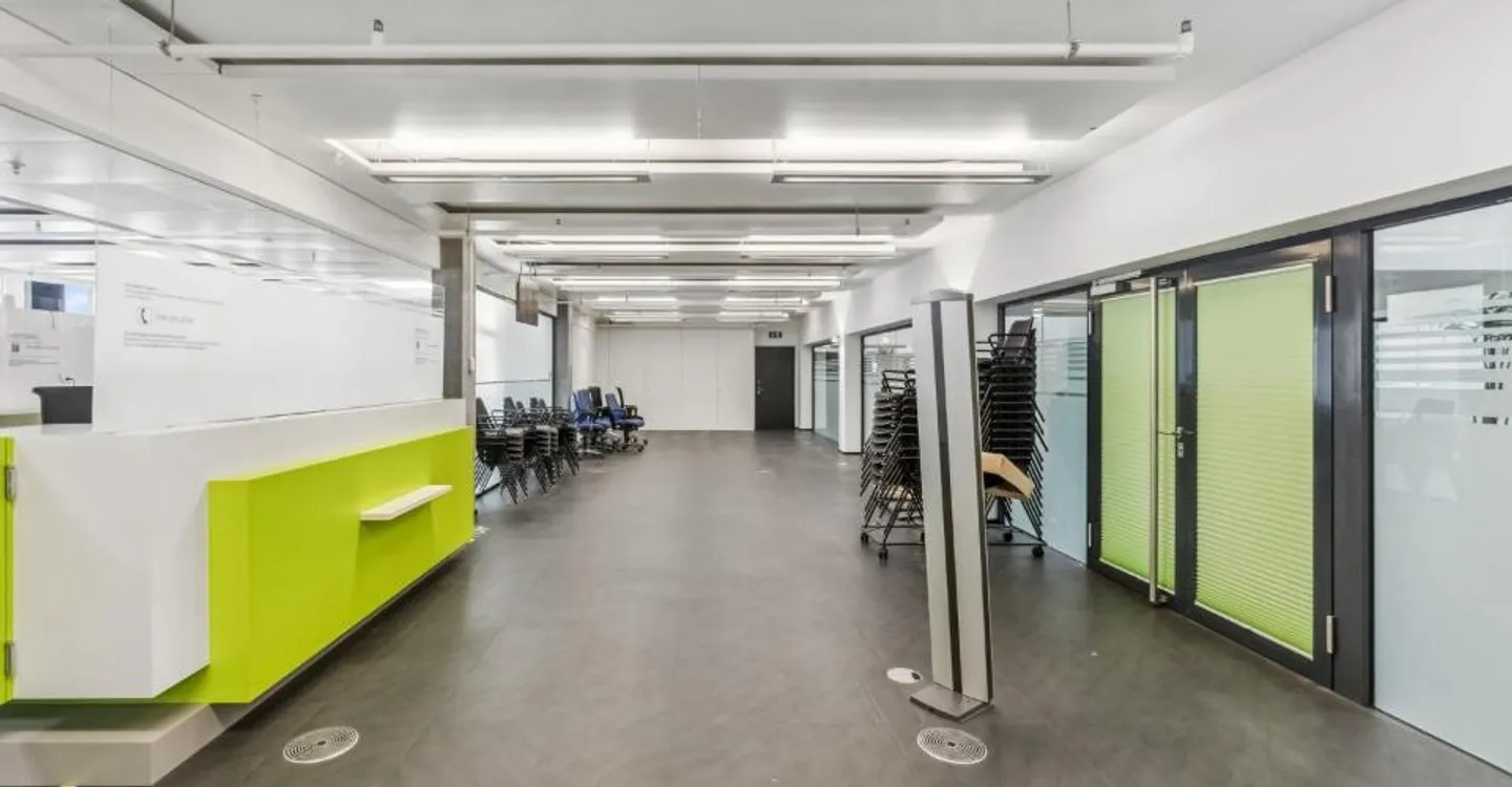 Espace de bureau au rez-de-chaussée dans un immeuble commercial représentatif - Photo 6 sur 9