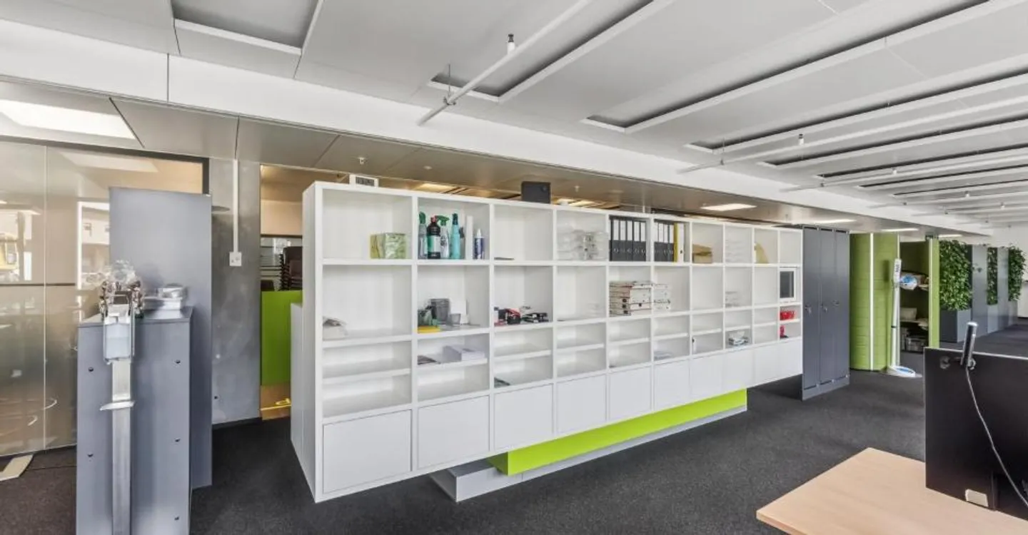 Espace de bureau au rez-de-chaussée dans un immeuble commercial représentatif - Photo 7 sur 9