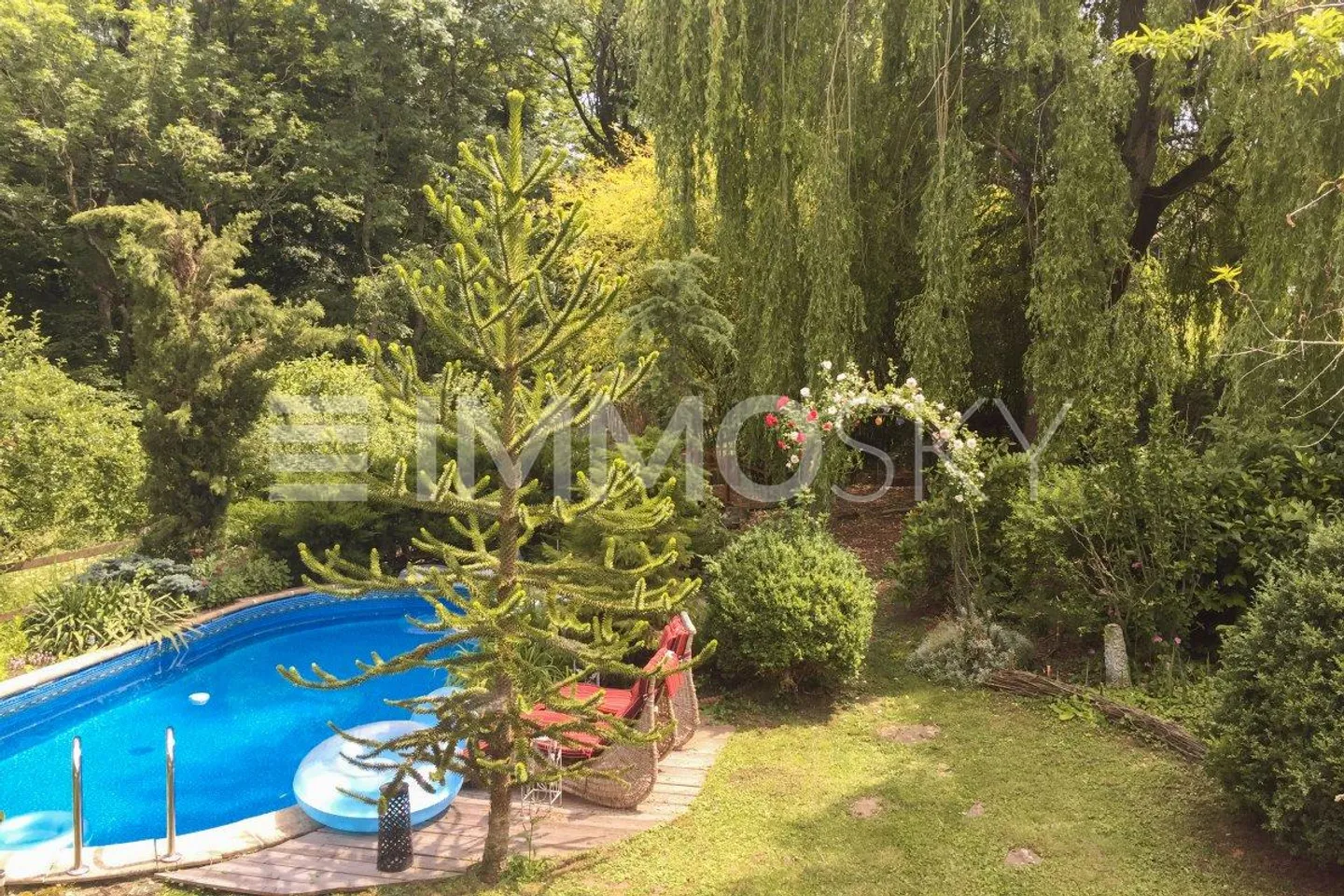 Approximately 300 m² of living space on 1,981 m² of land with swimming pool - Photo 4 of 5