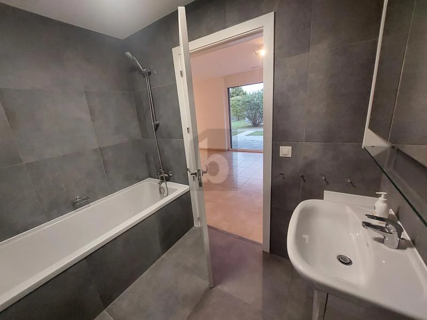 CENTRALEMENT SITUÉ AVEC PLACE DE JARDIN - Photo 3 sur 6