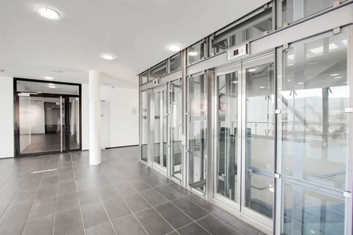 Office in the middle of Spreitenbach in a well-maintained property in an excellent location - Photo 2 of 5