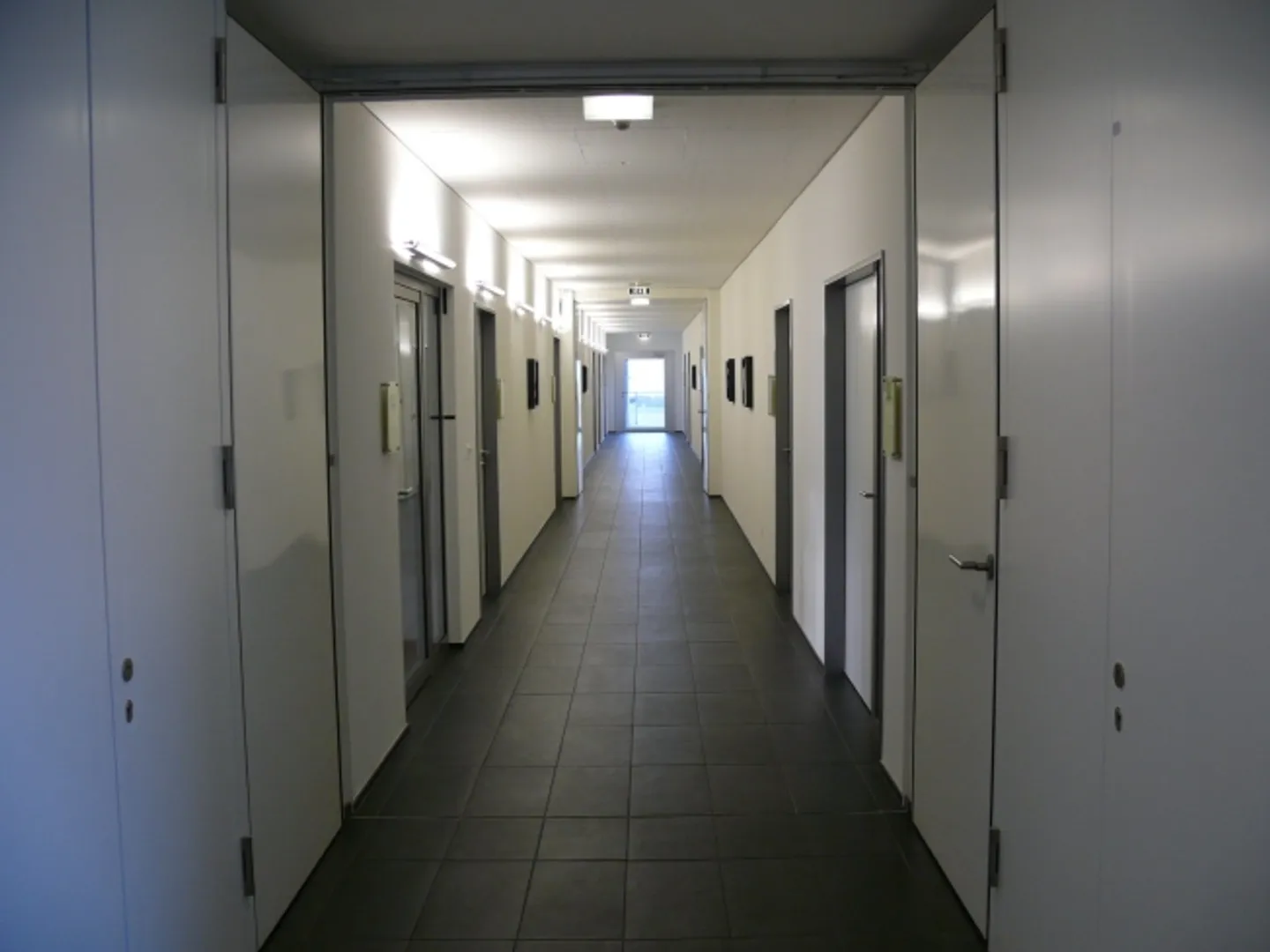 Office in the middle of Spreitenbach in a well-maintained property in an excellent location - Photo 3 of 5