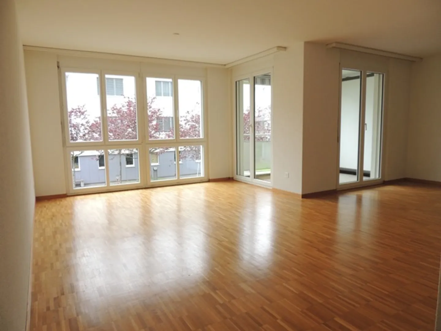 Vivere nel cuore di Pfäffikon senza deposito! - Foto 2 di 7