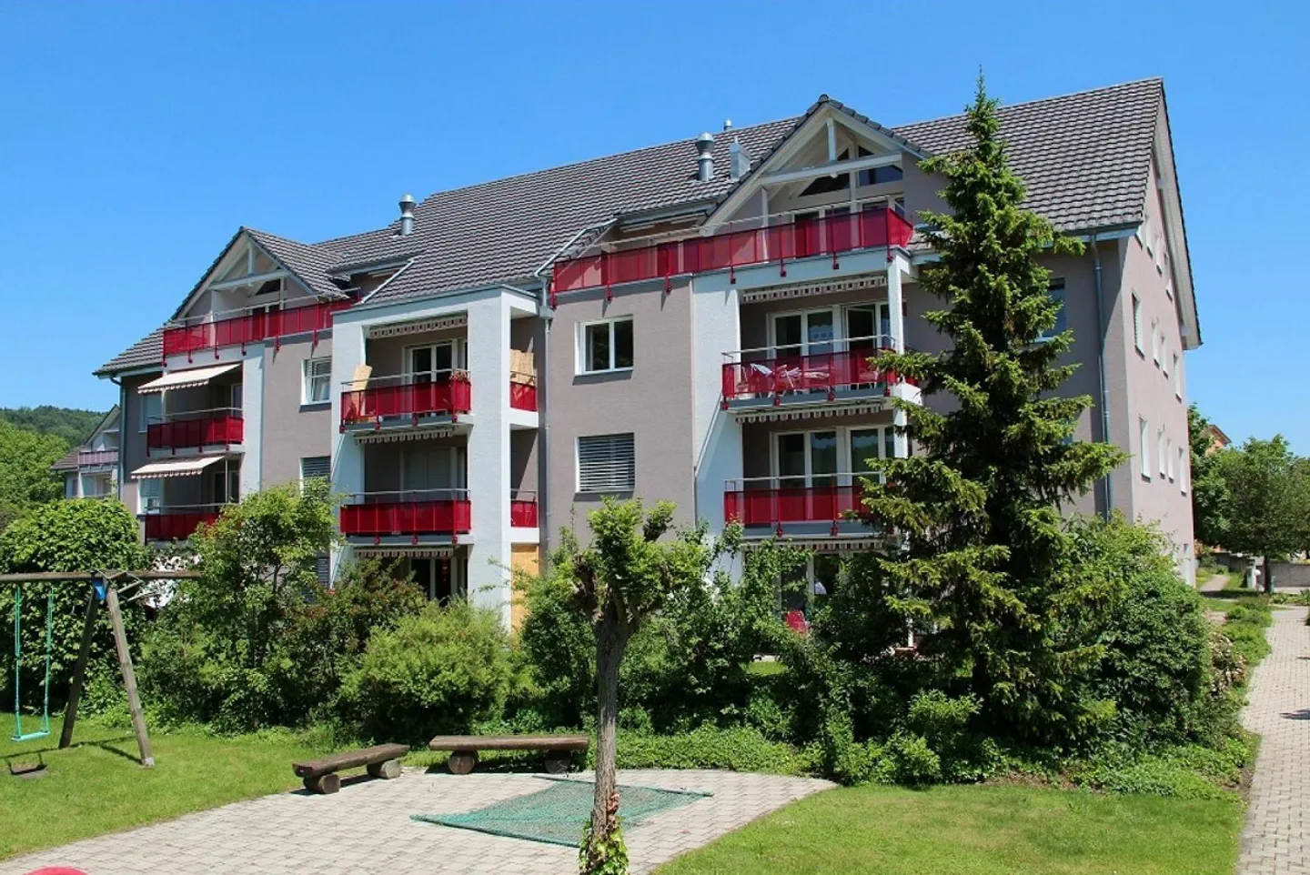 Appartement ensoleillé de 4,5 pièces au 1er étage avec vue dégagée sur la verdure - Photo 1 sur 15