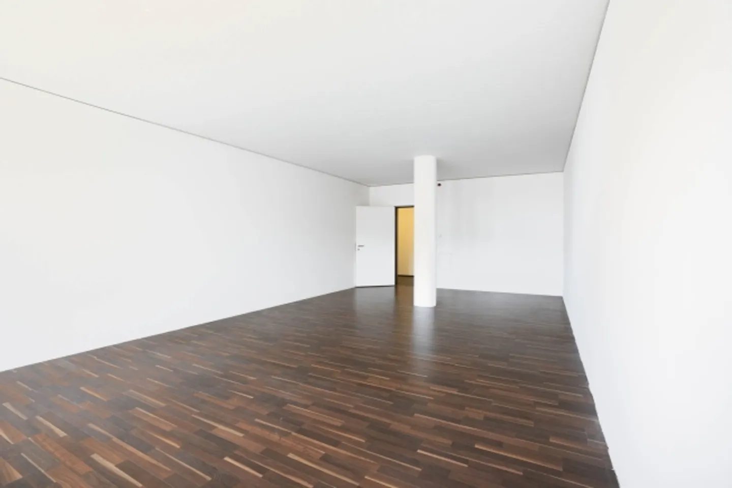 Office in the middle of Spreitenbach in a well-maintained property in an excellent location - Photo 4 of 5