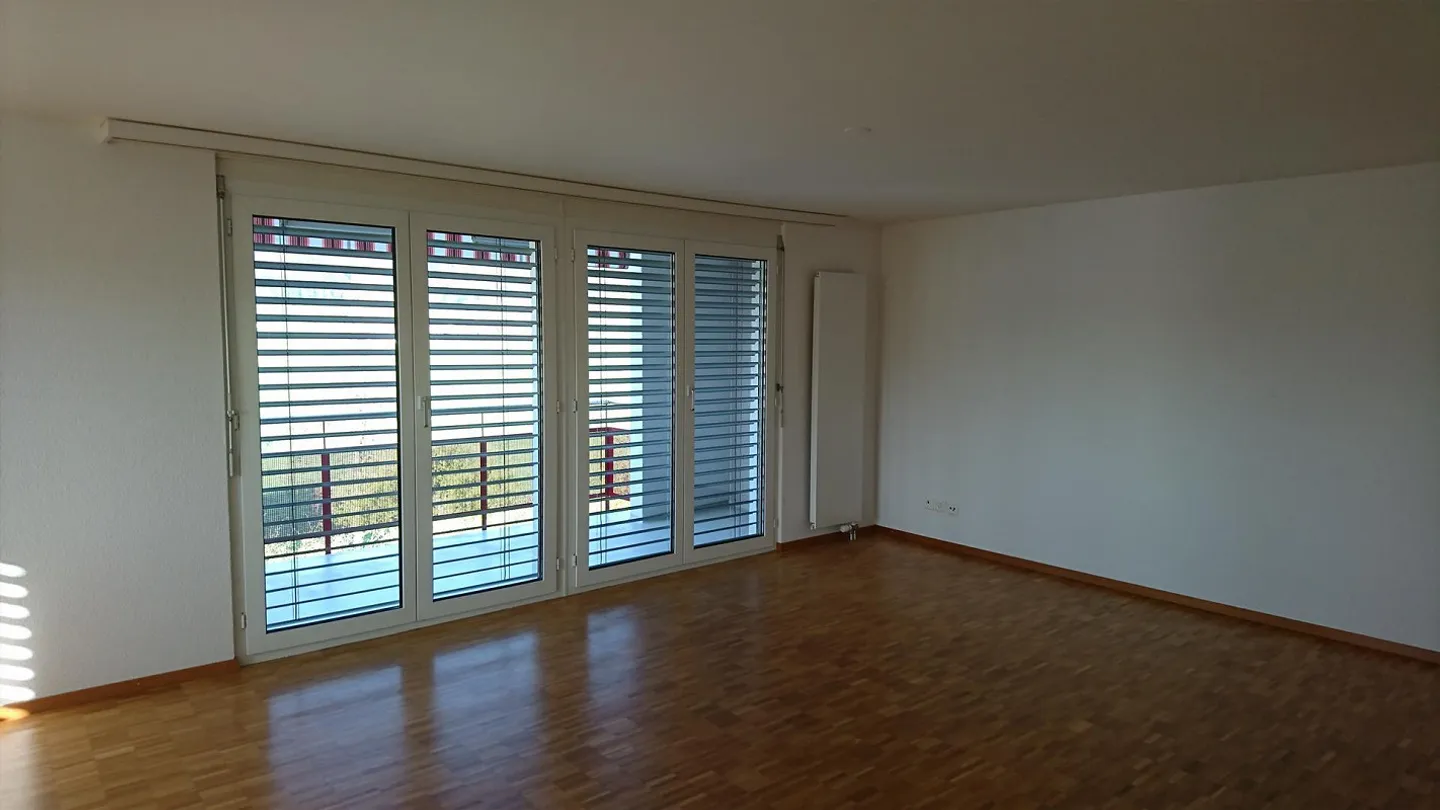 Appartement ensoleillé de 4,5 pièces au 1er étage avec vue dégagée sur la verdure - Photo 4 sur 15