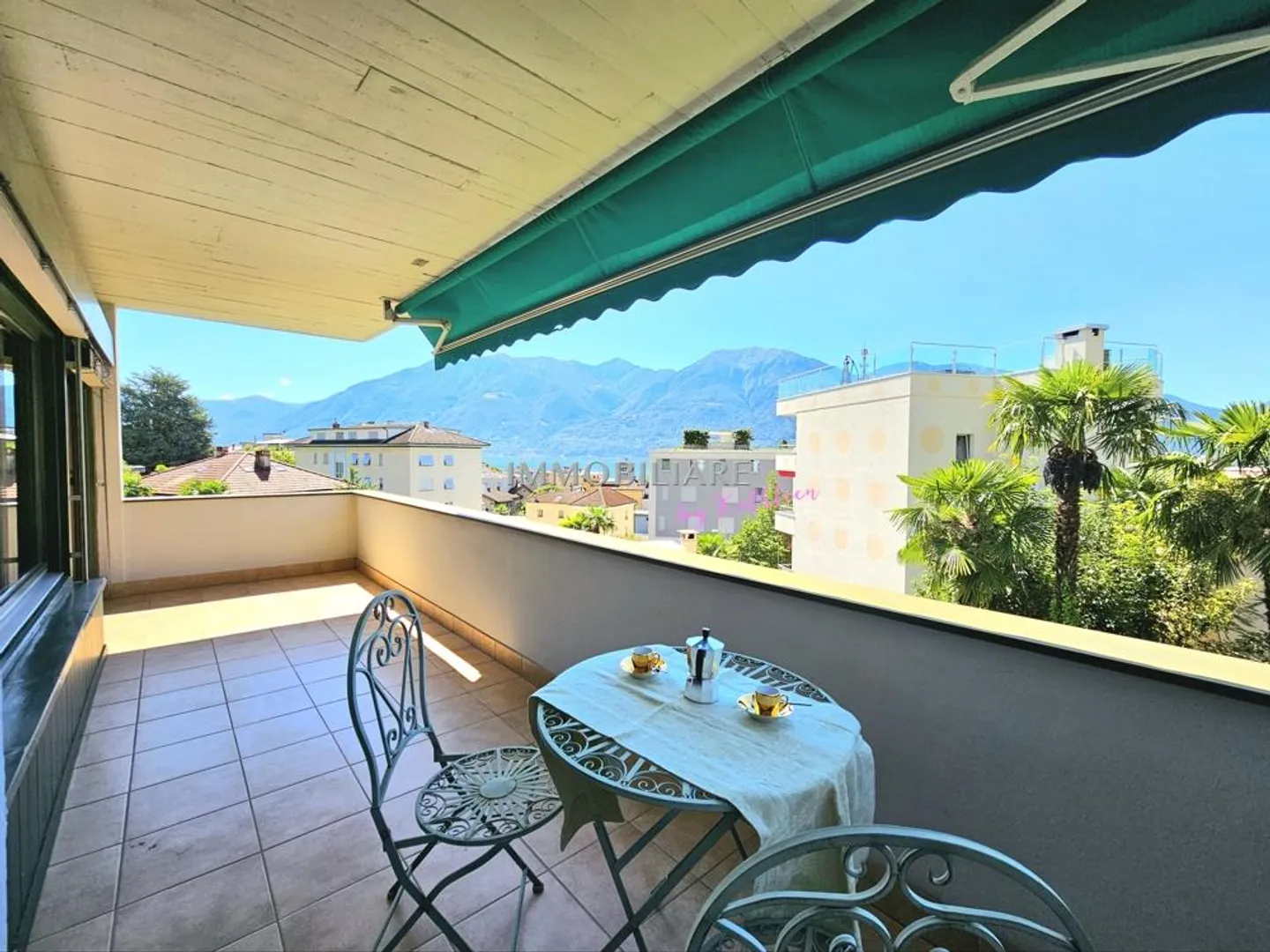 Appartement de vacances avec vue sur le lac depuis le balcon, cheminée et chemin piéton vers la gare - Photo 4 sur 13