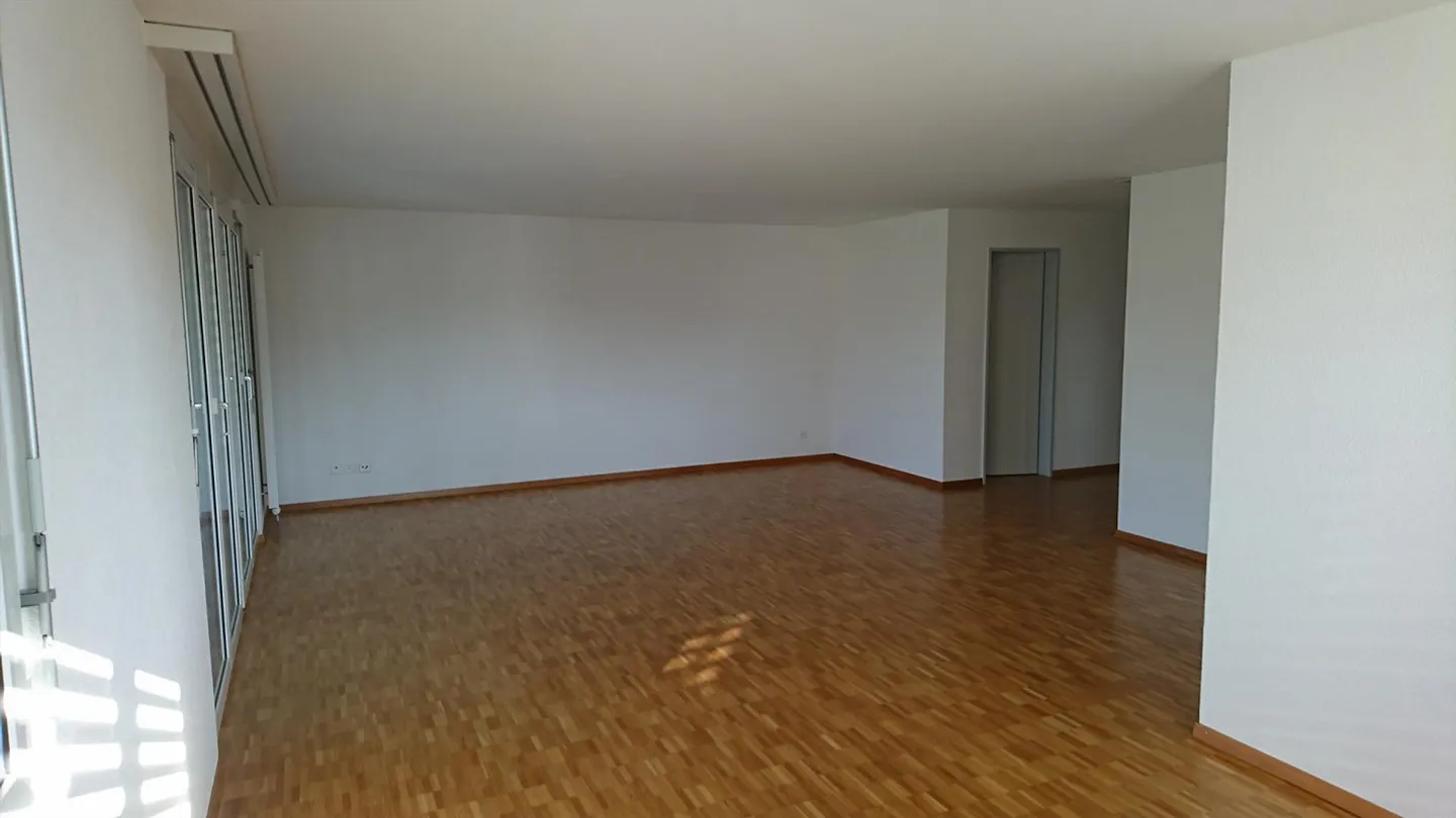 Appartement ensoleillé de 4,5 pièces au 1er étage avec vue dégagée sur la verdure - Photo 5 sur 15