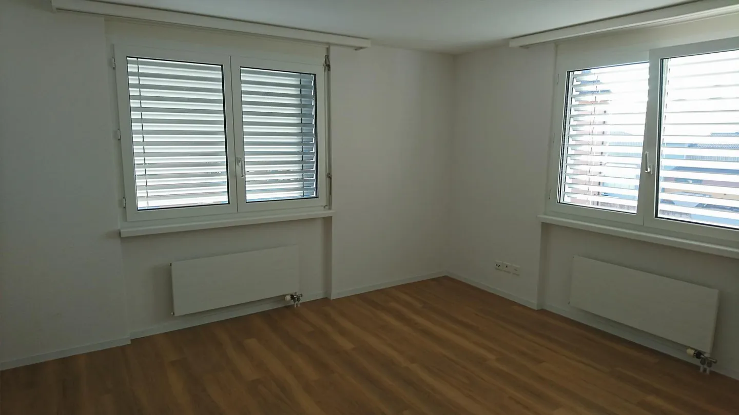 Appartement ensoleillé de 4,5 pièces au 1er étage avec vue dégagée sur la verdure - Photo 12 sur 15