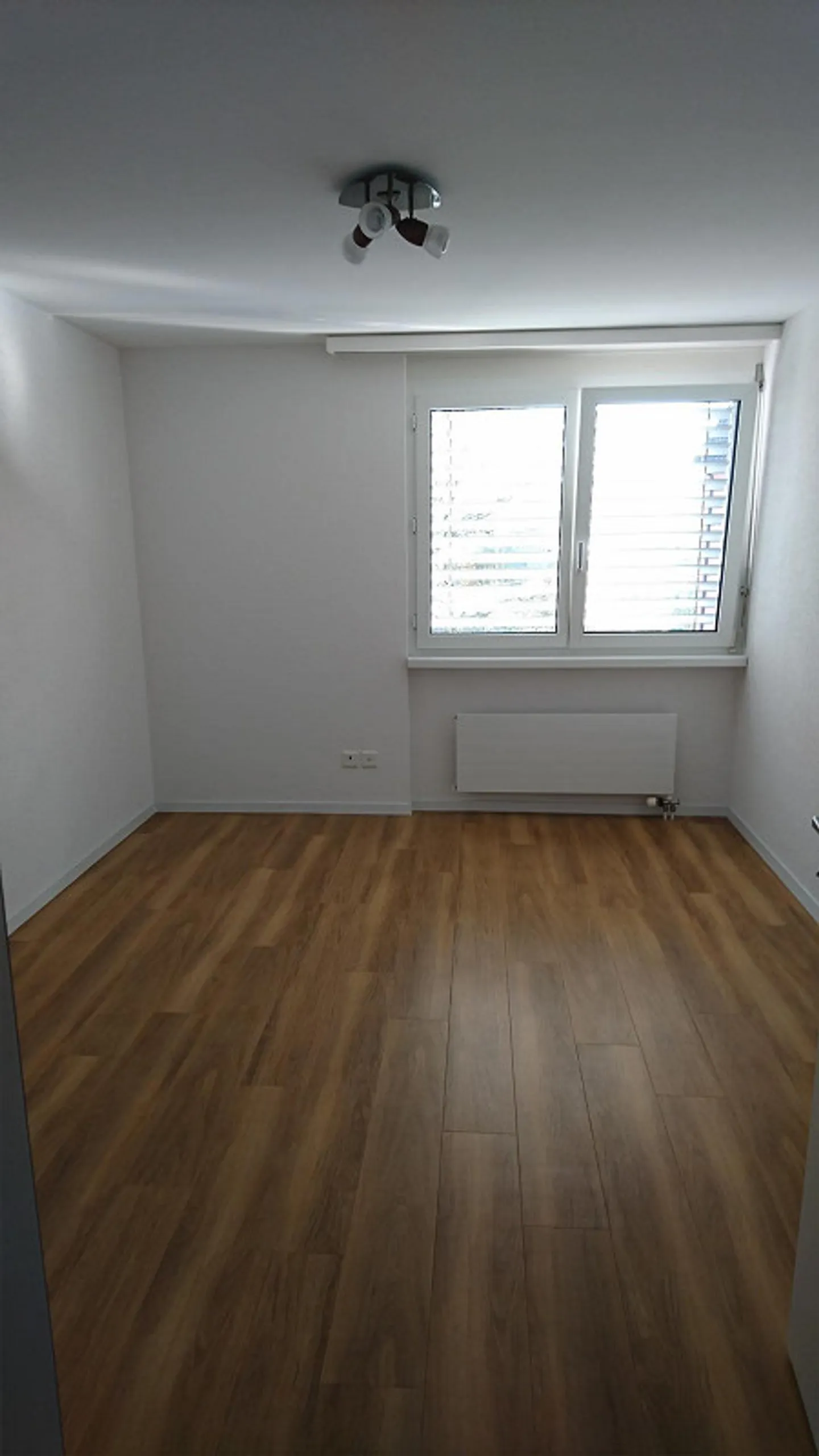 Appartement ensoleillé de 4,5 pièces au 1er étage avec vue dégagée sur la verdure - Photo 13 sur 15