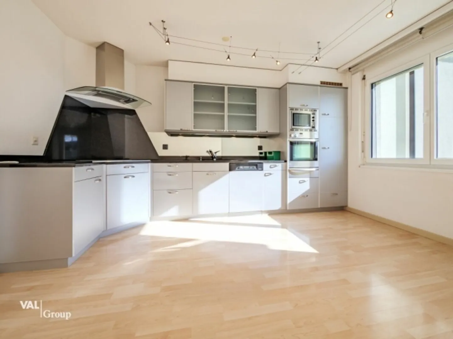 Your new home: Modern living experience with plenty of space for the whole family - Photo 3 of 12