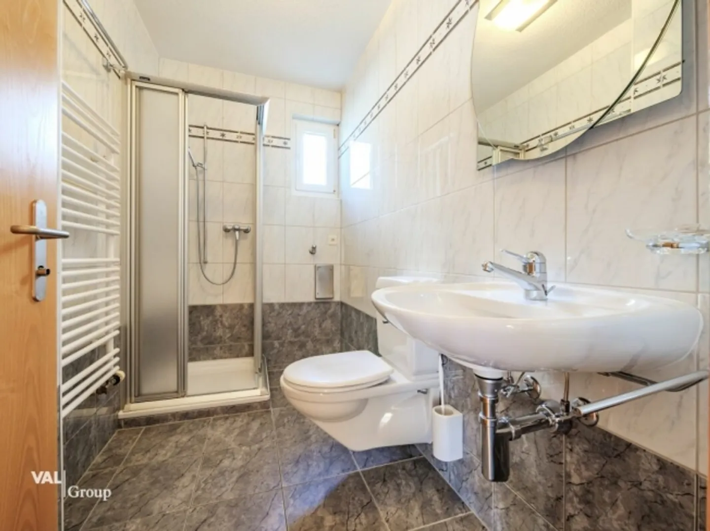 Your new home: Modern living experience with plenty of space for the whole family - Photo 8 of 12