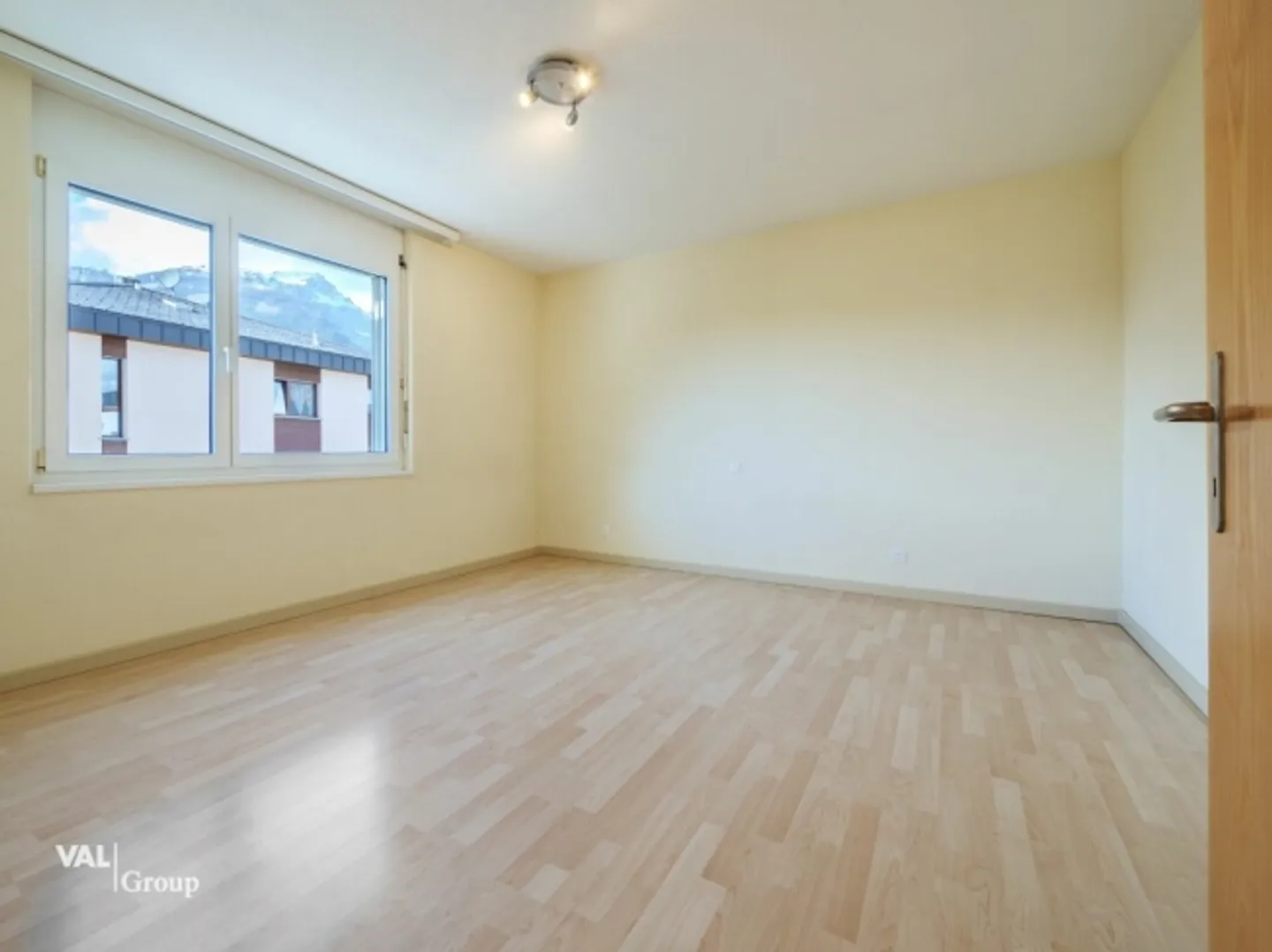 Your new home: Modern living experience with plenty of space for the whole family - Photo 6 of 12