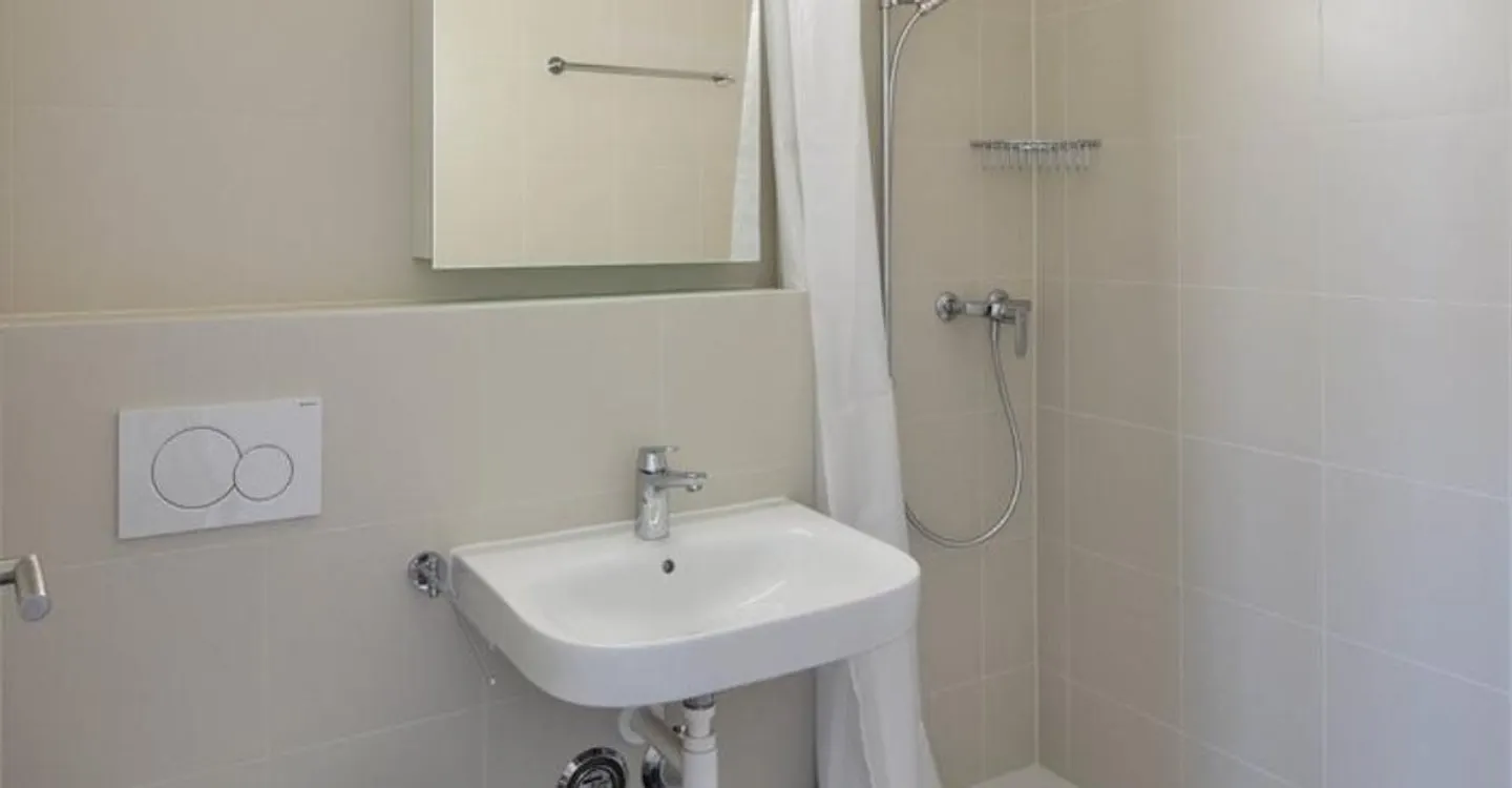 Renovated studio close to all amenities - Photo 3 of 6