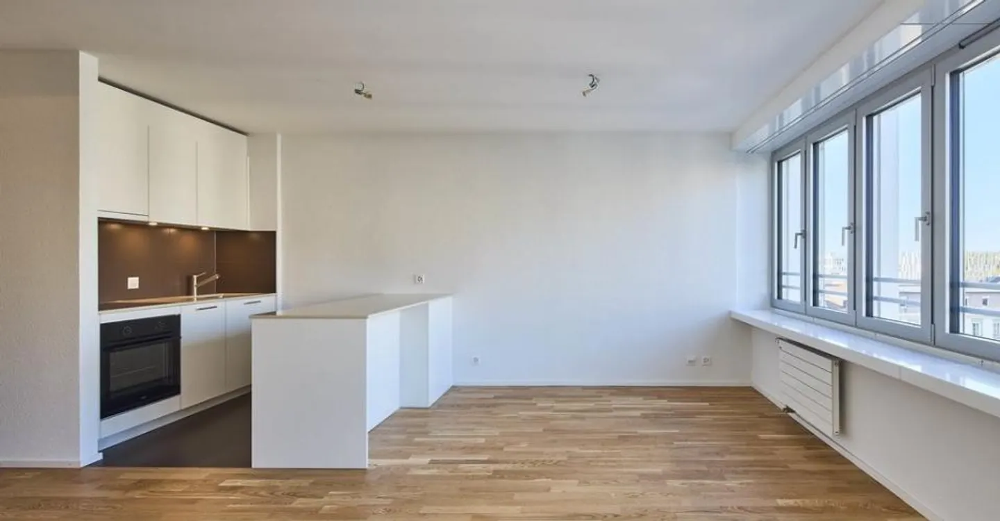 Renovated studio close to all amenities - Photo 2 of 6