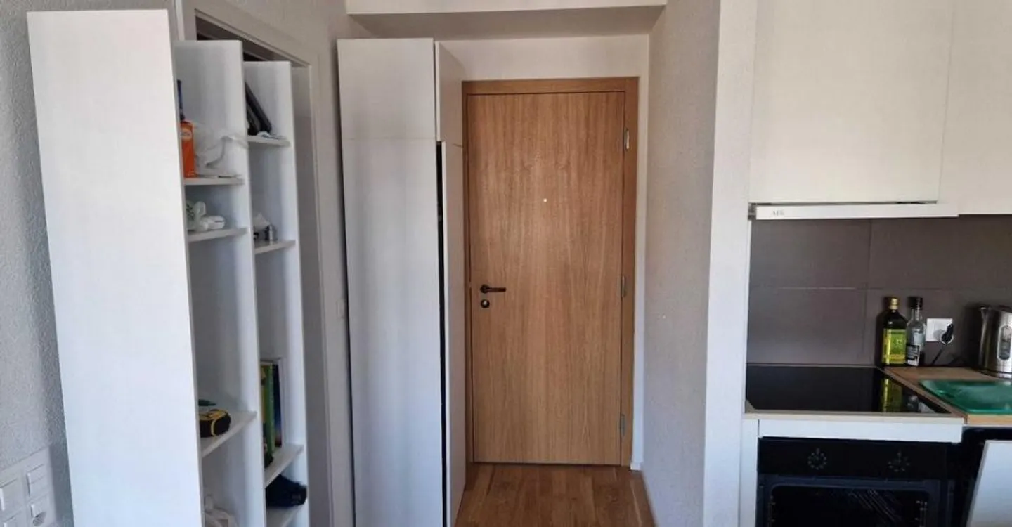 Renovated studio close to all amenities - Photo 5 of 6