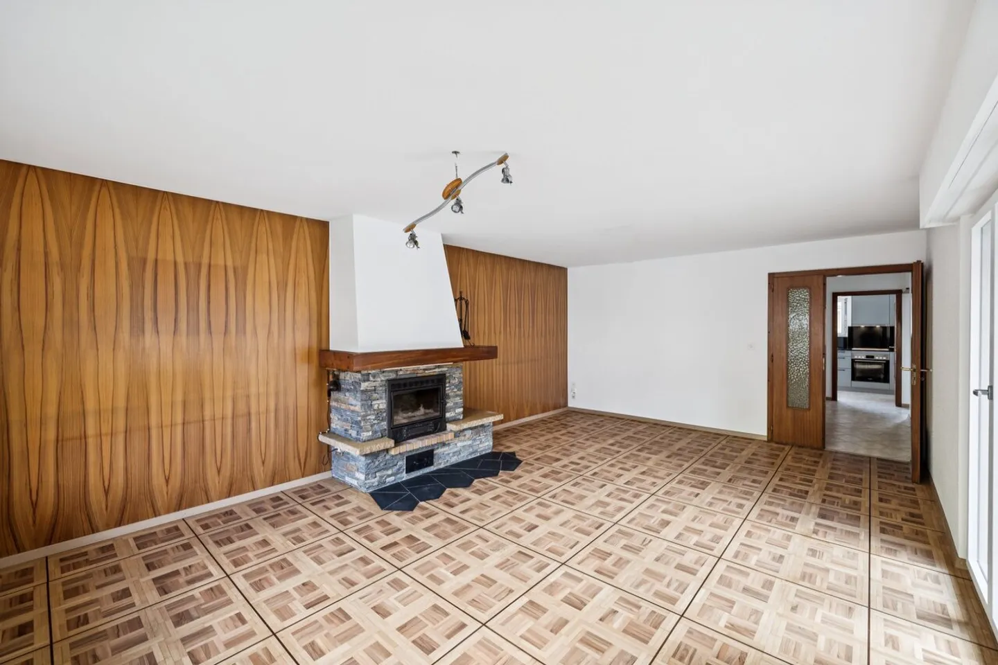 Großes Einfamilienhaus mit großem ausgebautem Keller - Foto 2 von 14